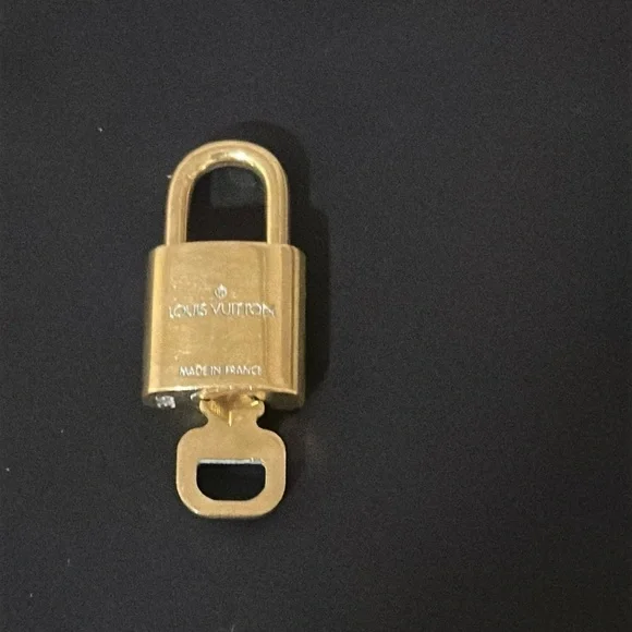 Louis Vuitton Lock and Key 305 - Picture 3 of 5